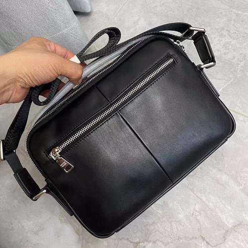 PRADA La borsa a tracolla da uomo è realizzata in pelle originale di alto livello importata e in ver