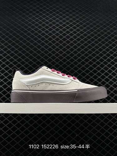 I mocassini 30000 Vans Classics Knu Skool sono la versione grassa ufficiale delle Imran Potato, una 