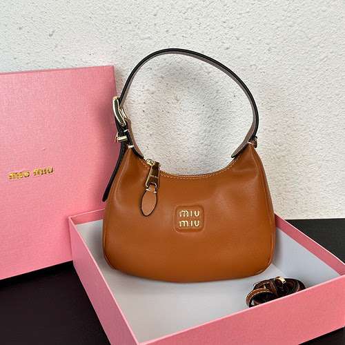 MiuMiu La borsa sottobraccio è realizzata in pelle bovina originale importata con una borsa regalo d