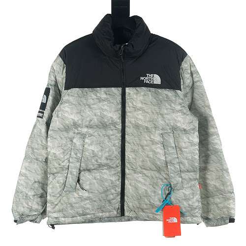 Piumino plissettato in carta straccia co-branded North TNF x Supreme