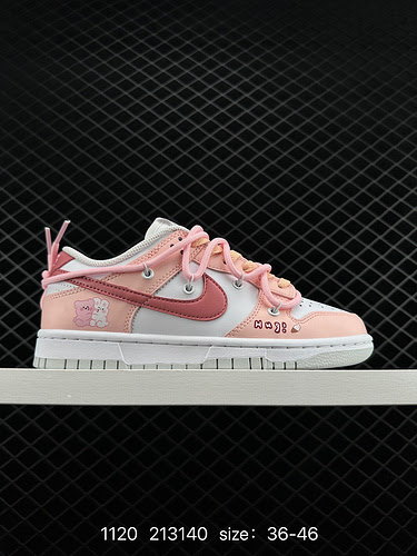 2 Companylevel Fondotinta Nike Dunk Low Hug the Bear Bianco Rosa L'intero design della scarpa è ispi