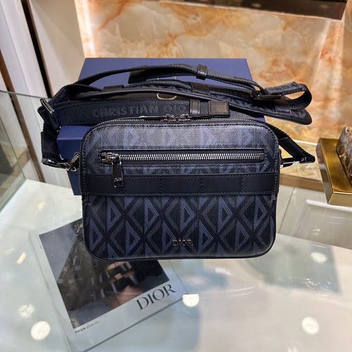 Borsa messenger DI per uomo realizzata in pelle originale importata, versione replica di fascia alta