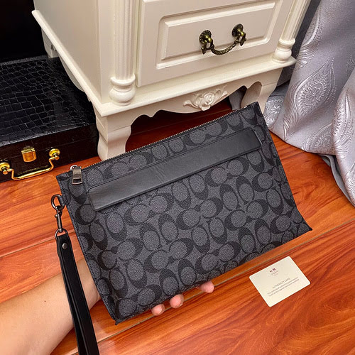 Pochette da uomo CoachChi realizzata in pelle bovina originale importata, borsa regalo di alta quali