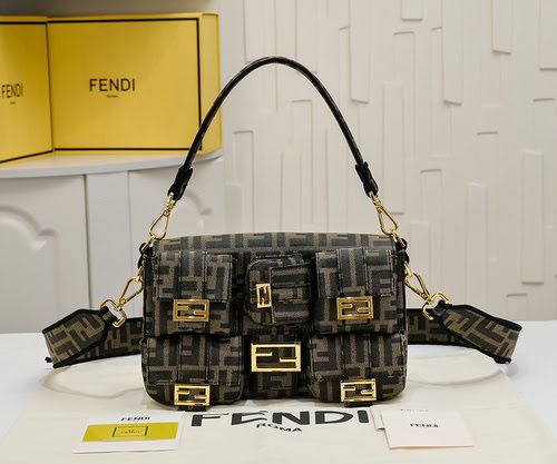 Borsa sottobraccio FENDI realizzata in pelle bovina originale importata, qualità di fascia alta, bor