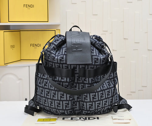 Zaino speciale da uomo FENDI realizzato in pelle di mucca originale importata, qualità di fascia alt