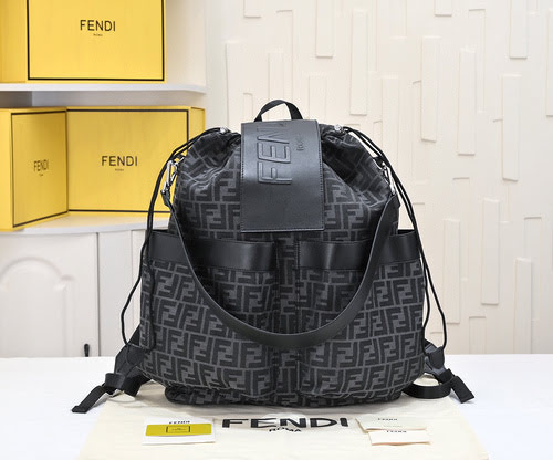 Zaino speciale da uomo FENDI realizzato in pelle di mucca originale importata, qualità di fascia alt