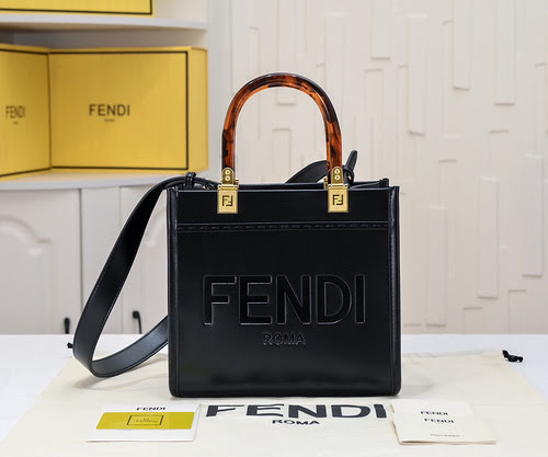 Borsa FENDI realizzata in pelle bovina originale importata, qualità di fascia alta, consegna borsa r