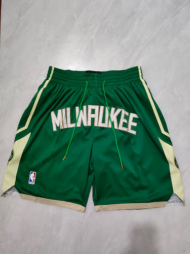 Bucks Green Regular Pocket Shorts
