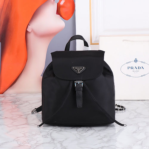 Zaino PRADA realizzato in pelle bovina singola originale importata, qualità di fascia alta, borsa re