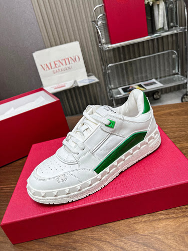 Valentino couple's model Code: 1129C00 Size:: Women's size 35-41, men's size 39-45. (Men’s models ar