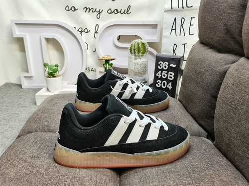 La nuova collaborazione tra 304Dadidas adimatic sneakers quotShark Bun Shoesquot si apre unendosi al