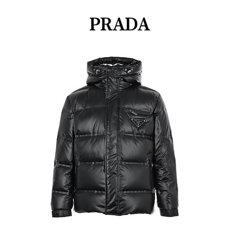 PradaPiumino con cappuccio Prada 22Fw con collo rialzato e marchio a triangolo