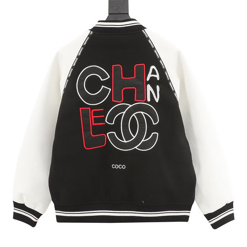 CHANEL Giacca da baseball patchwork con lettere ricamate di Chanel e maniche in pelle