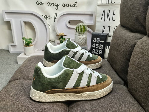 La nuova collaborazione tra 329Dadidas adimatic sneakers quotShark Bun Shoesquot si apre unendo le m