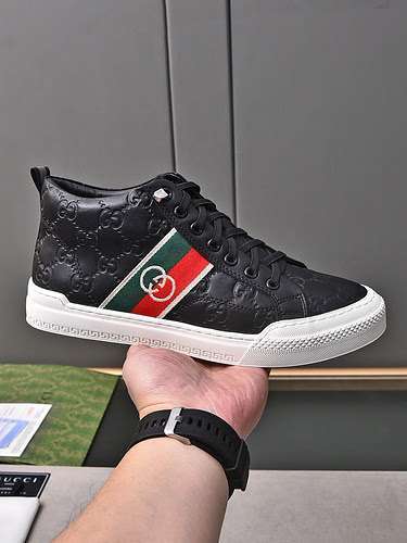 GUCCI Scarpe Uomo Codice 0107B60 Taglia 3844 45 sono realizzate su misura e non possono essere resti