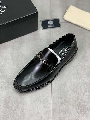 Scarpe uomo Versace Codice 0113C30 Taglia 3844 45 sono realizzate su misura e non possono essere res