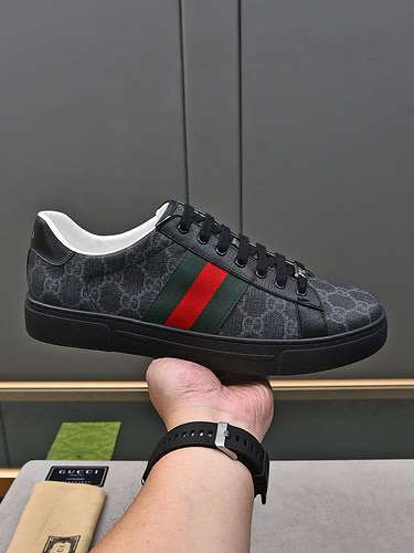 GUCCI Scarpe Uomo Codice 0107B70 Taglia 3844 45 sono realizzate su misura e non possono essere resti