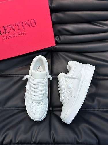 Scarpe uomo Valentino Codice 0109B80 Taglia 3844 45 sono realizzate su misura e non possono essere r