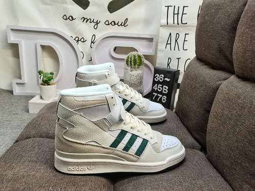 776DAdidas Forum 84 Sneaker sportive versatili, trendy e casual dal taglio basso. Basata sulla forma