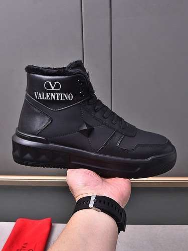 Scarpe uomo Valentino Codice 0107B70 Taglia 3844 45 sono realizzate su misura e non possono essere r