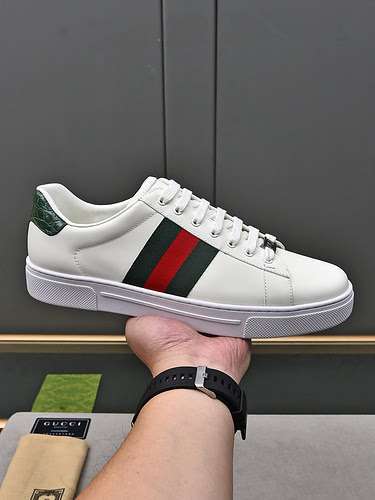 GUCCI Scarpe Uomo Codice 0107B70 Taglia 3844 45 sono realizzate su misura e non possono essere resti