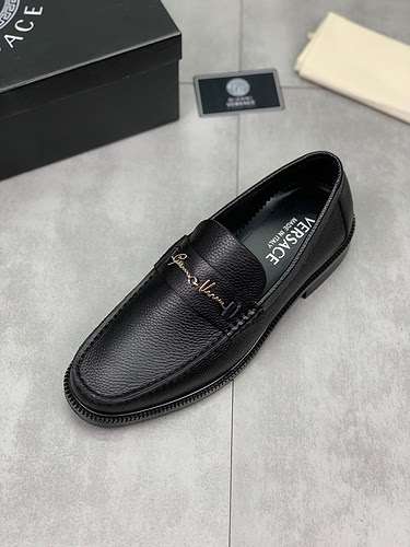 Scarpe uomo Versace Codice 0113C30 Taglia 3844 45 sono realizzate su misura e non possono essere res