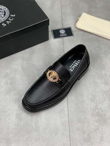 Scarpe uomo Versace Codice 0113C30 Taglia 3844 45 sono realizzate su misura e non possono essere res