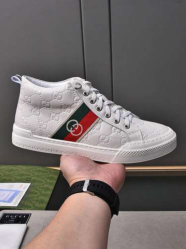 GUCCI Scarpe Uomo Codice 0107B60 Taglia 3844 45 sono realizzate su misura e non possono essere resti