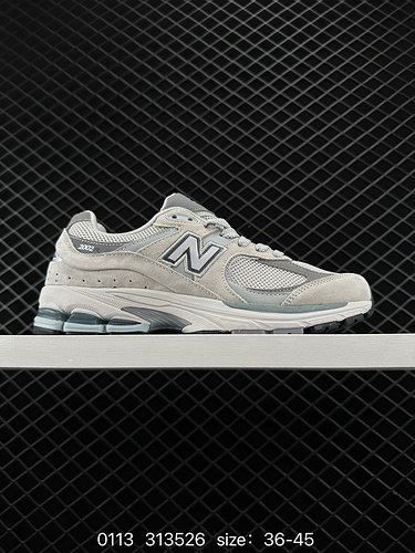 3 The authentic New Balance 22R follows the classic technology from the time it was launched, with a
