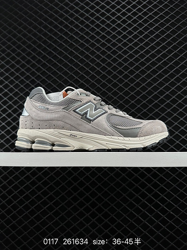 7 New Balance 22R inherits the classic technology from the time it was launched, using an ENCAP mids