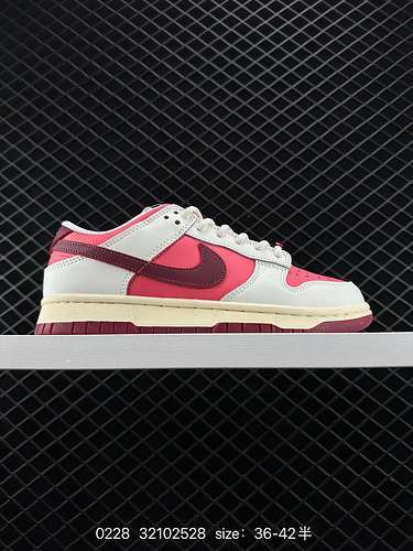 4 NIKE DUNK SB LOW Abbinamento colori personalizzato Dunk SB, come suggerisce il nome, ha la classic