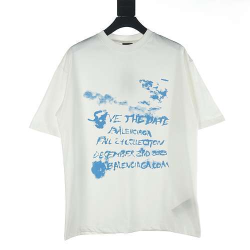 Tshirt a maniche corte con stampa BLCG di Balenciaga con cielo blu e nuvole bianche