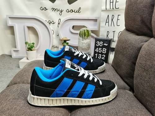 Adidas ADI0 132D L'audace combinazione di colori presenta tre strisce invertite per un tocco nostalg