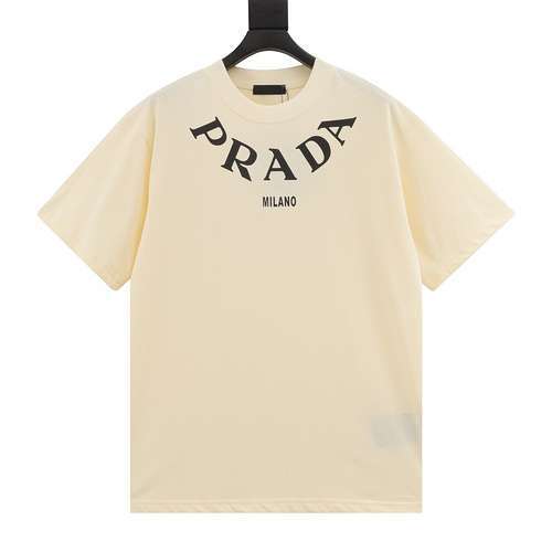 T-shirt a maniche corte con logo Prada PRD24ss con collana a grandi lettere