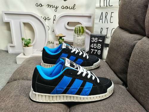 Adidas ADI0 776D L'audace combinazione di colori presenta tre strisce invertite per un tocco nostalg