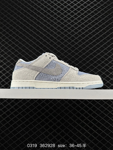 4 Nike Nike Dunk Low retro skate shoes. Made of natural leather, it's durable and has a vintage feel