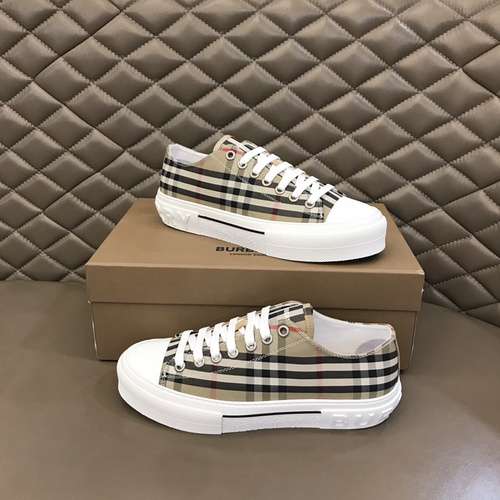 Scarpe uomo Burberry Codice 0321B40 Taglia 3844