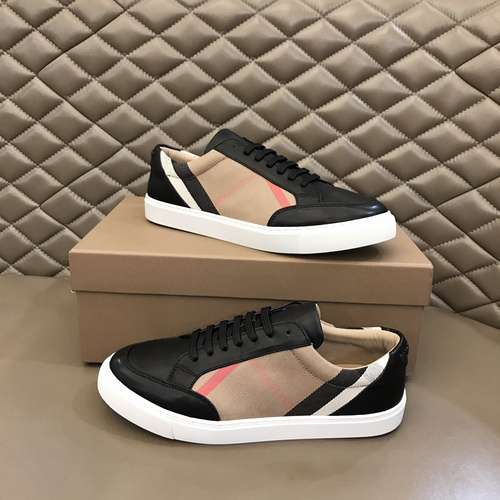 Scarpe uomo Burberry Codice 0321B40 Taglia 3844