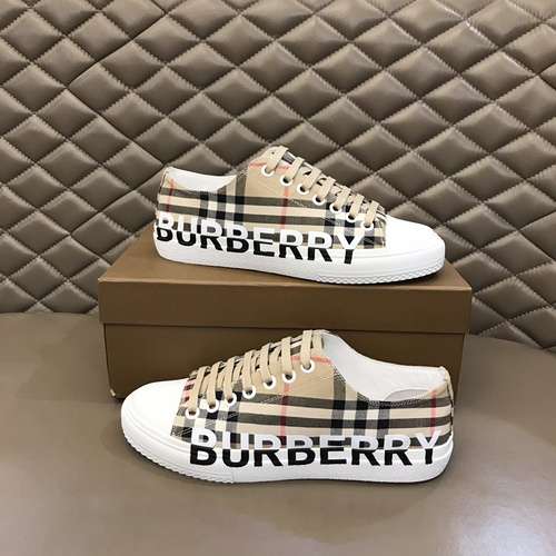 Scarpe uomo Burberry Codice 0321B50 Taglia 3844