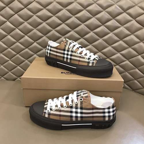 Scarpe uomo Burberry Codice 0321B40 Taglia 3844