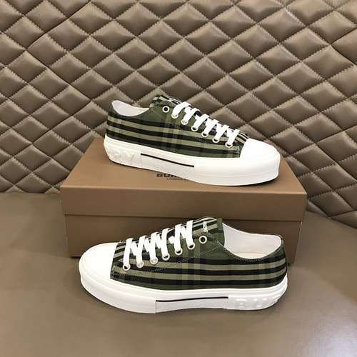 Scarpe uomo Burberry Codice 0321B40 Taglia 3844