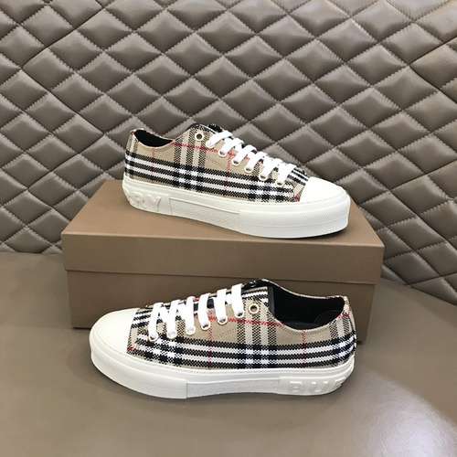 Scarpe uomo Burberry Codice 0321B40 Taglia 3844