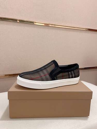 Scarpe uomo Burberry Codice 0326B40 Taglia 3844 45 sono realizzate su misura e non possono essere re