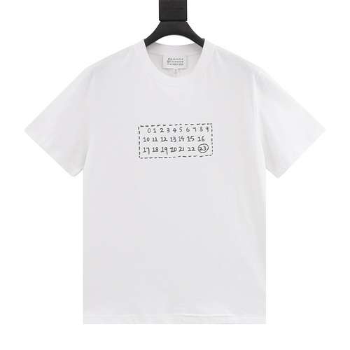 MM6 Margiela 24SS logo calendario stampato maniche corte