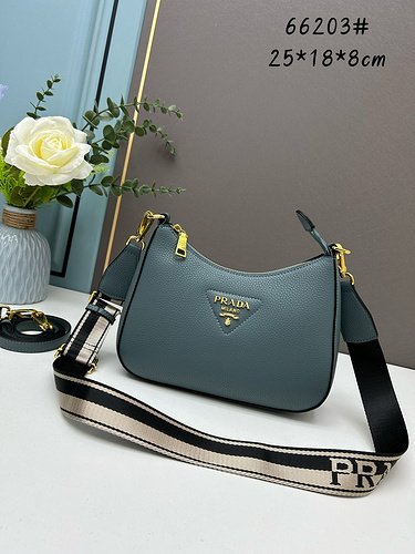 P's crossbody bag is made of imported original cowhide, high-end quality, delivery gift bag invoice,