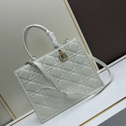 D's handbag is made of imported original cowhide, high-end quality, delivery gift bag invoice, size 