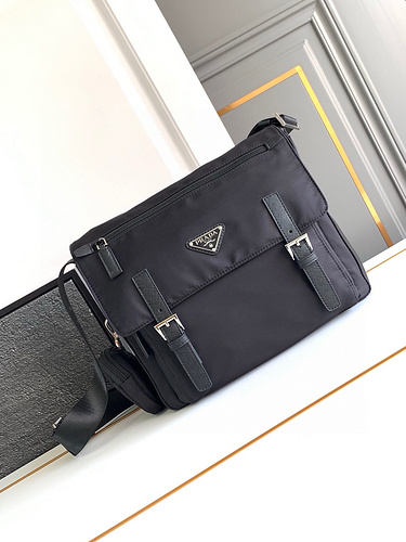 P men's special messenger bag, made of imported original cowhide, high-end quality, delivery gift ba