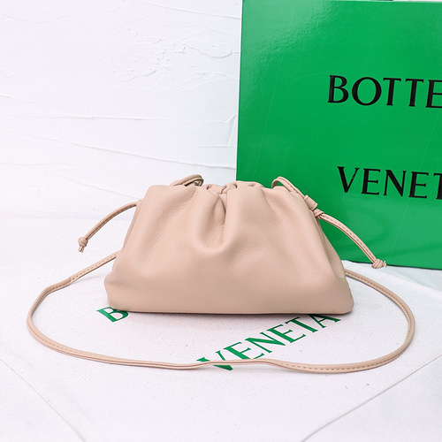 B@V cloud bag is made of imported original cowhide, high-end quality, delivery gift bag invoice, siz