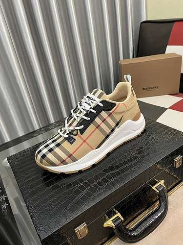 Scarpe uomo Burberry Codice 0331B60 Taglia 3844