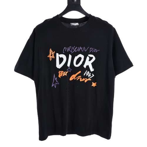 T-shirt a maniche corte con graffiti con logo corsivo dipinto a mano su CD